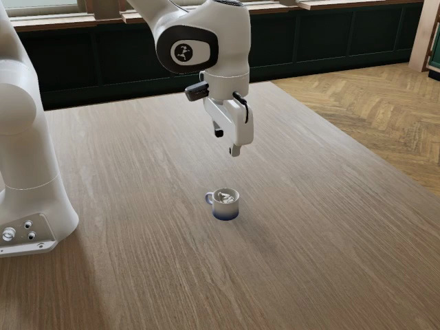 Front camera: the mug upright with the napkin inside, the hand raised clear